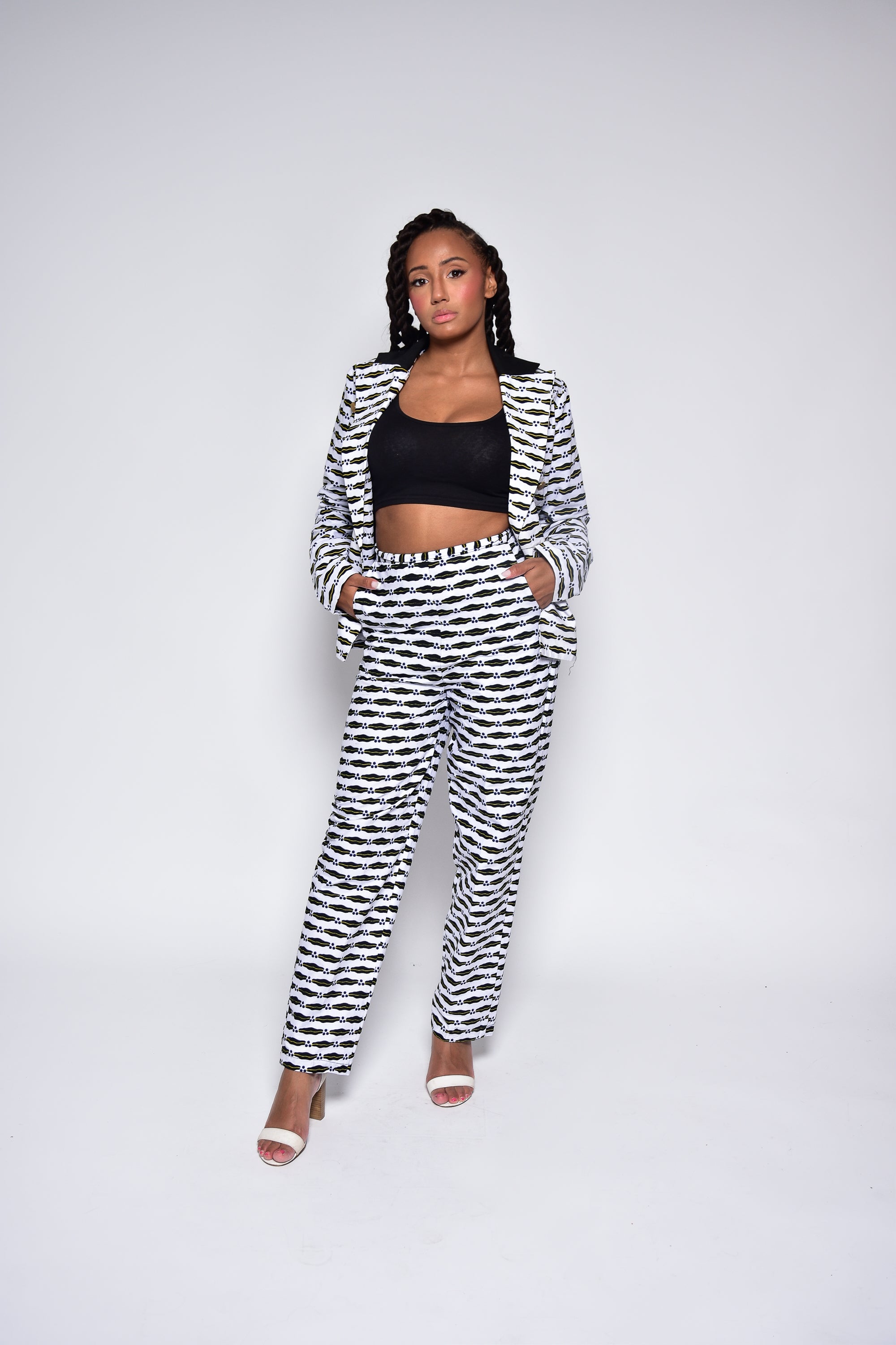 Pantalon ESTHER taille haute en wax imprimé africain – vue de face, pièce artisanale Makomie