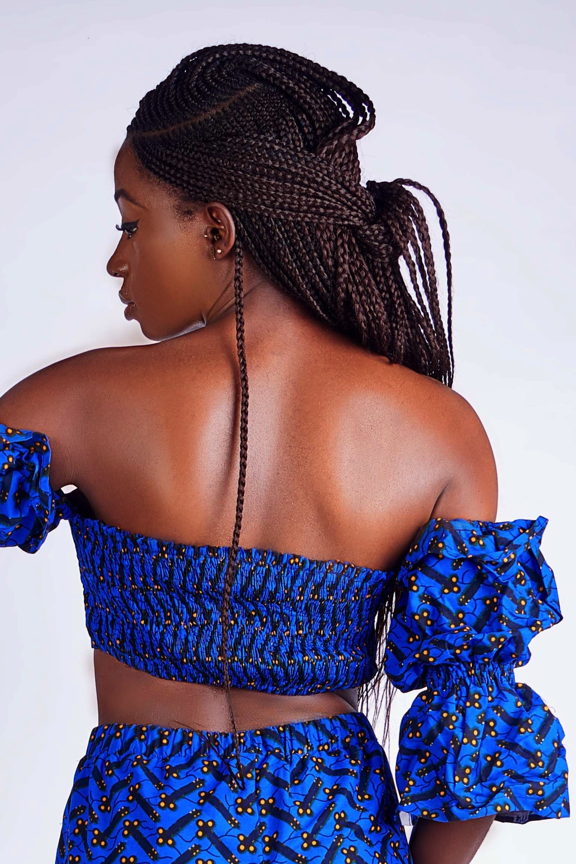 Pantalon LILOU taille haute en wax bleu imprimé africain - vue de dos, fait main Makomie