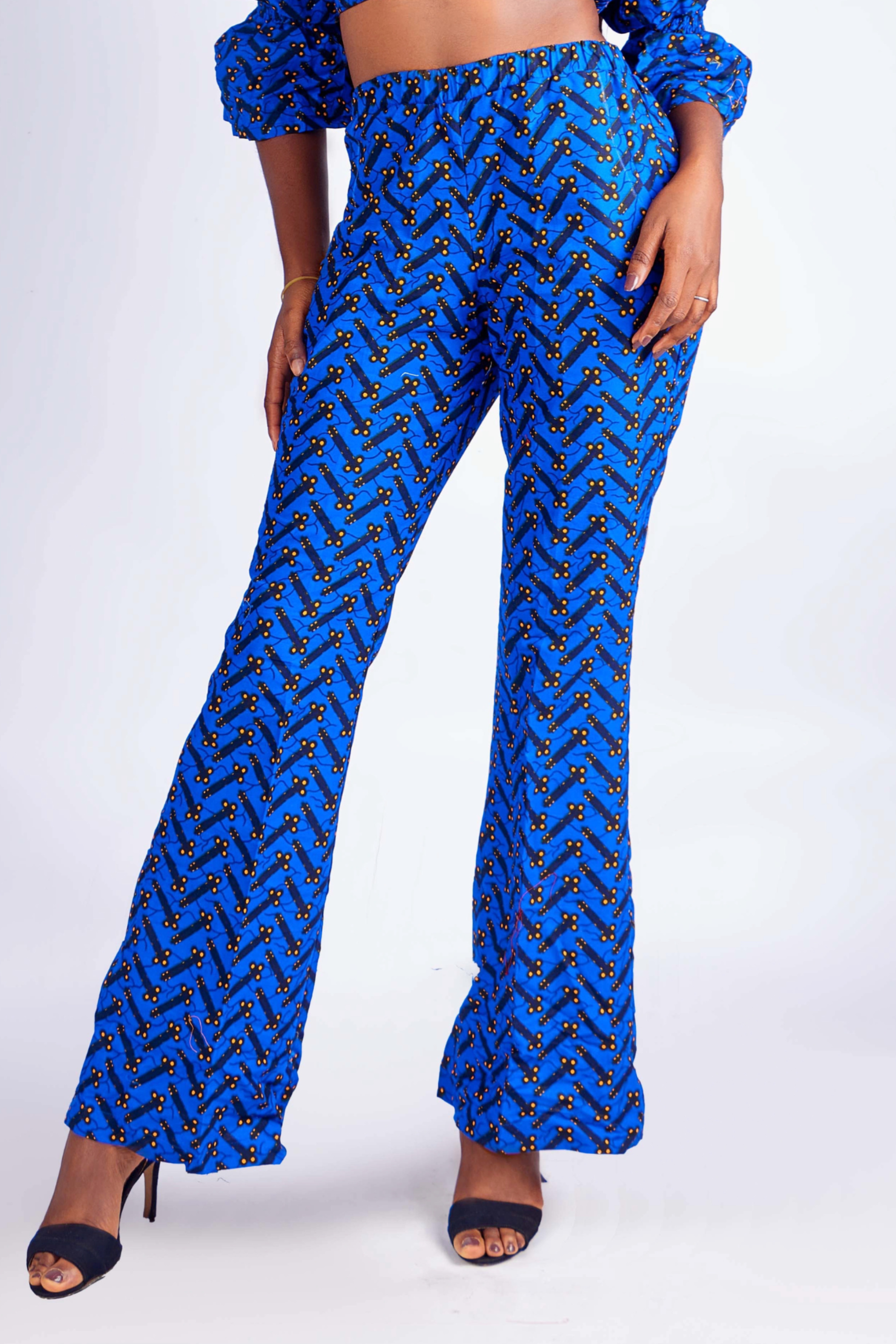 Pantalon LILOU taille haute en wax bleu imprimé africain - vue de face, fait main Makomie