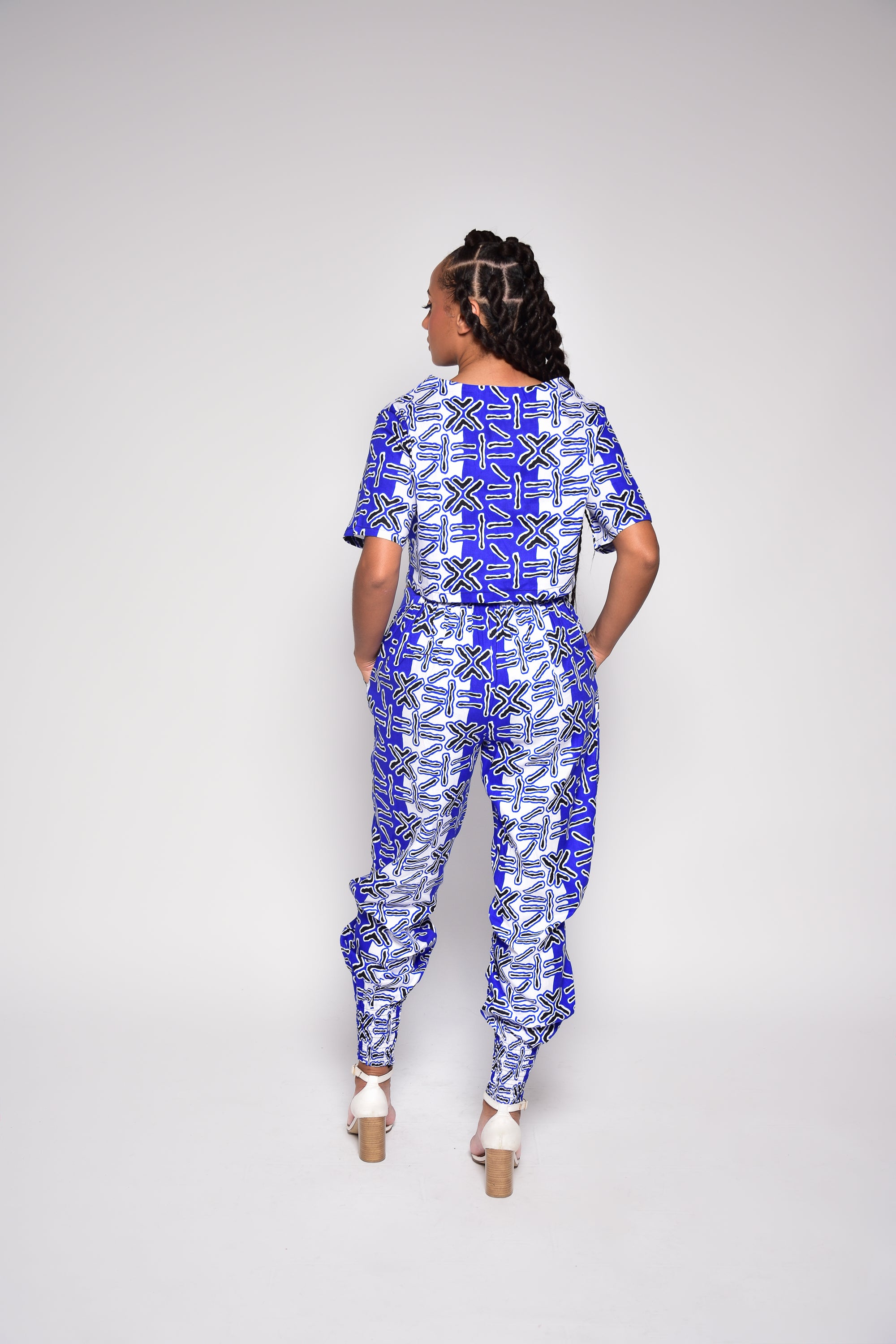 Pantalon TINA en wax imprimé africain – vue de dos, confection artisanale Makomie