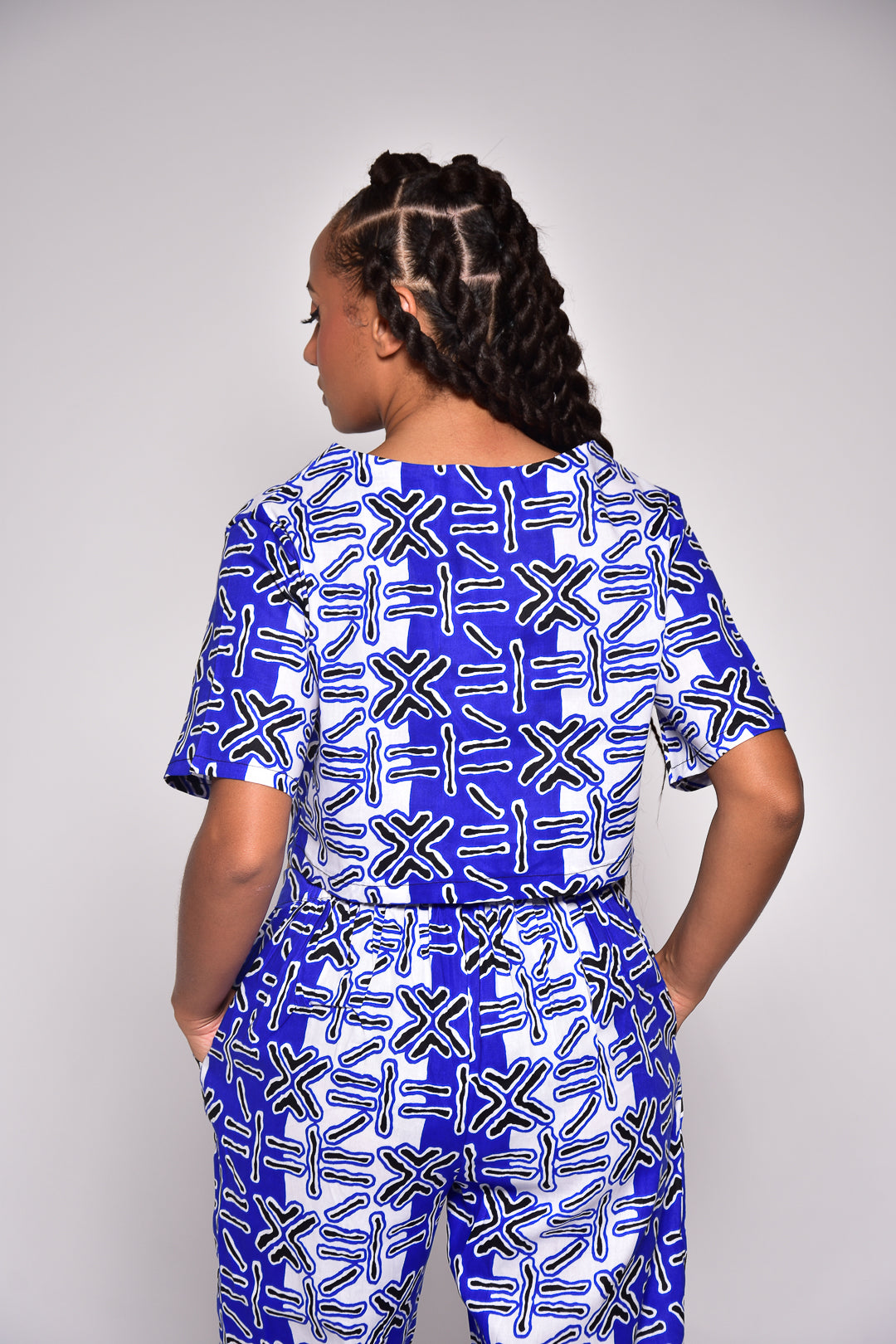 Pantalon TINA en wax imprimé africain – vue de dos, confection artisanale Makomie