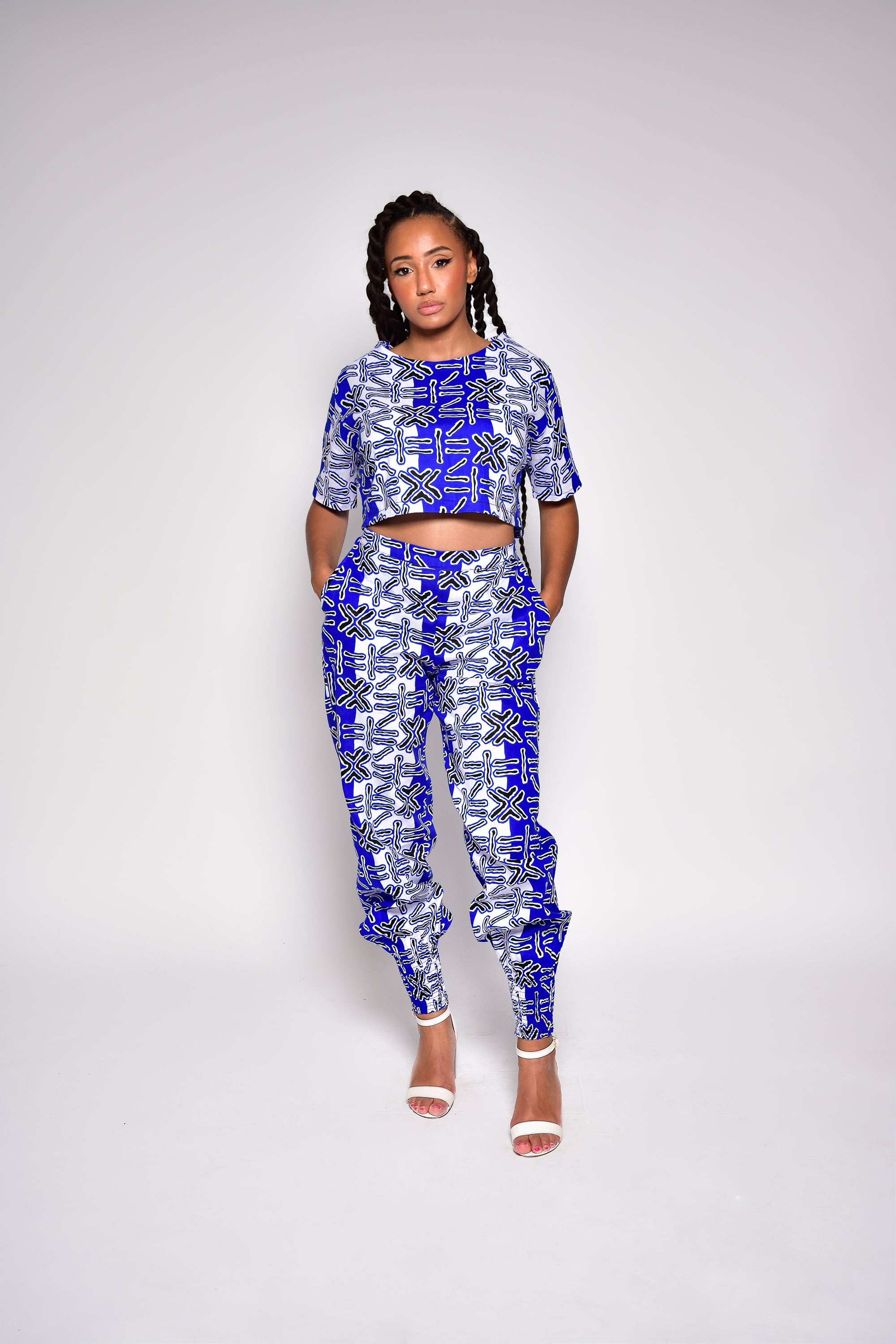 Pantalon TINA en wax imprimé africain – vue de face, taille haute femme fait main Makomie