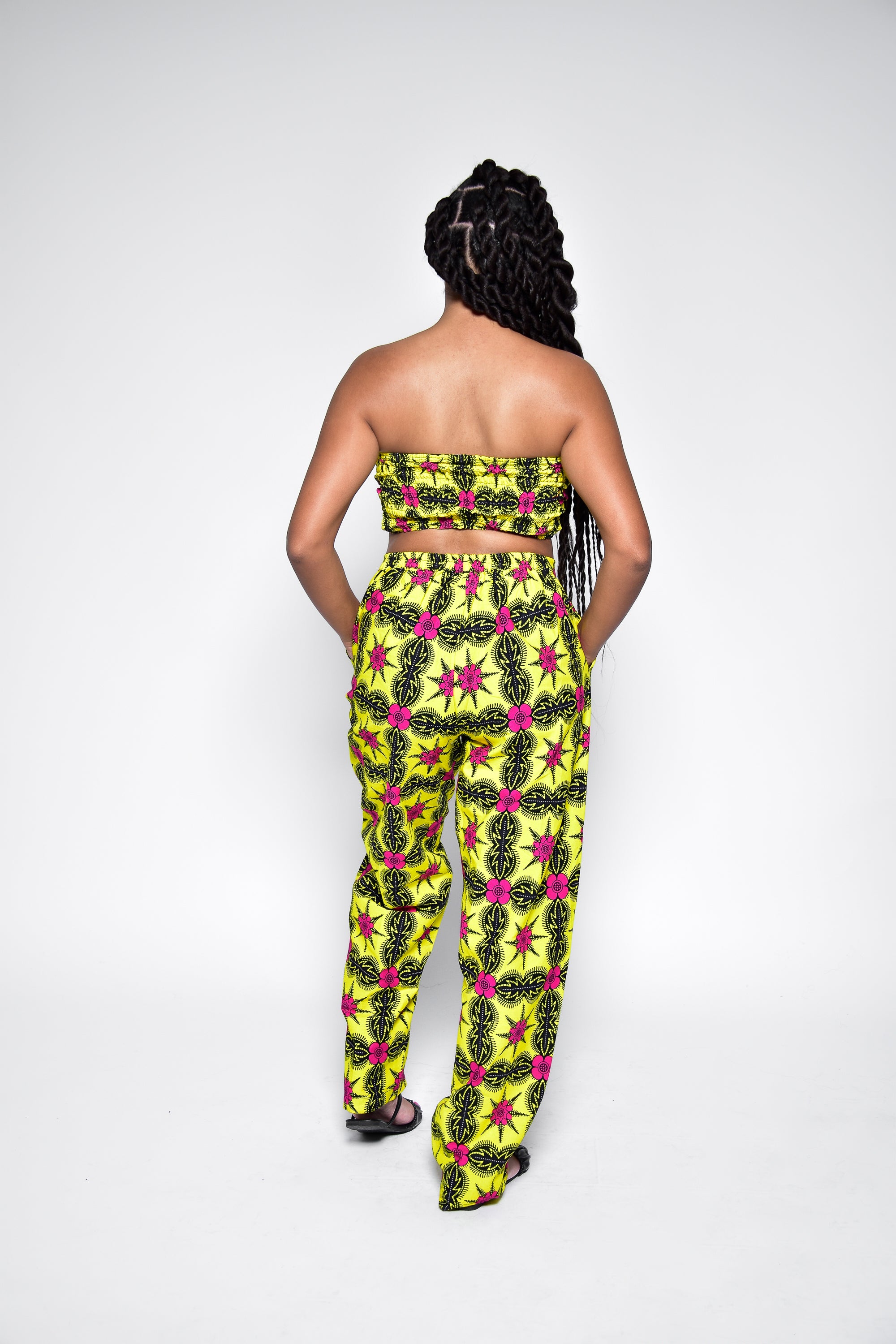 Pantalon TIYA taille haute en wax imprimé africain – vue de dos, pantalon femme artisanal