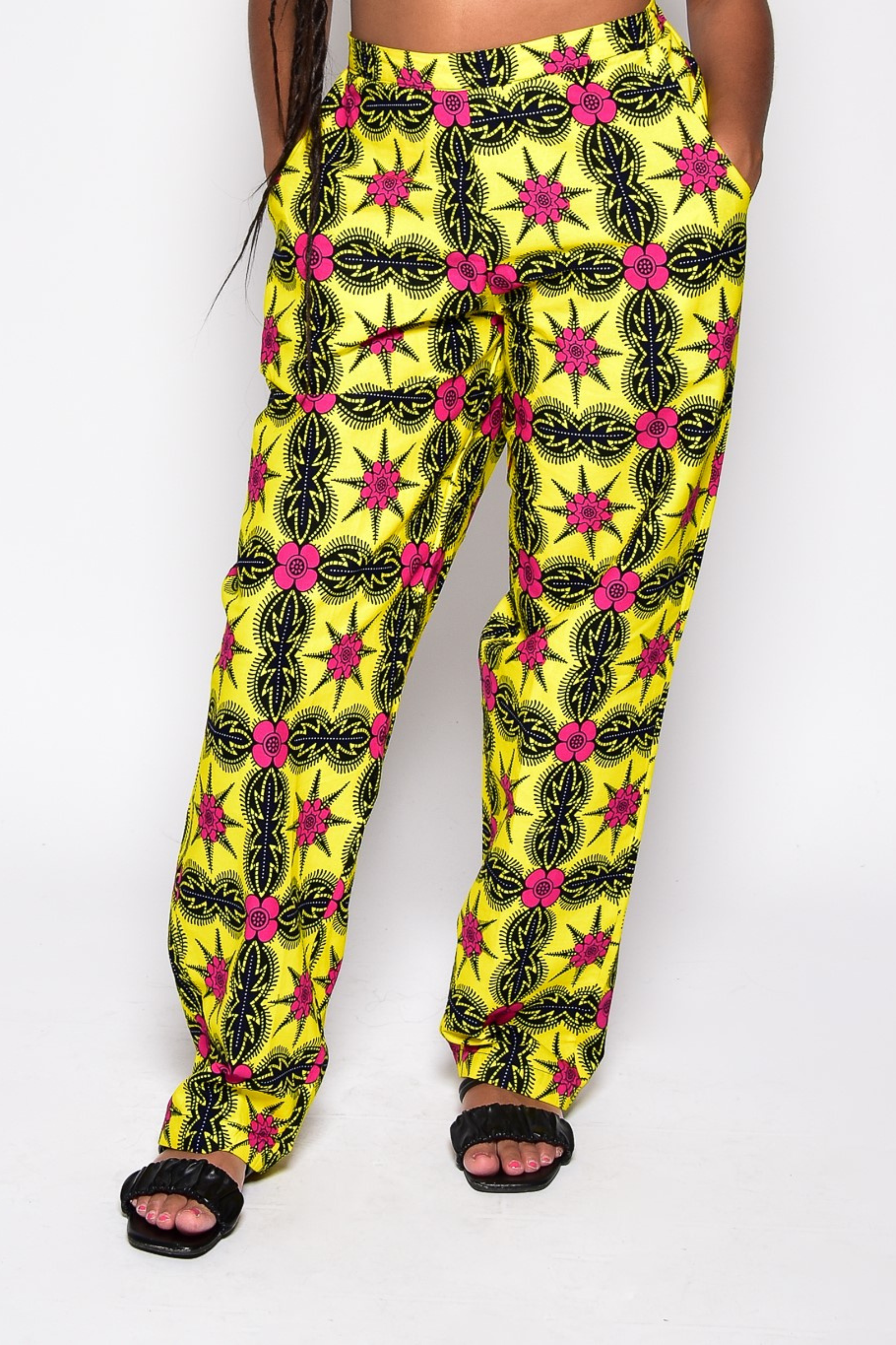 Pantalon TIYA taille haute en wax imprimé africain – vue de face, fait main Makomie