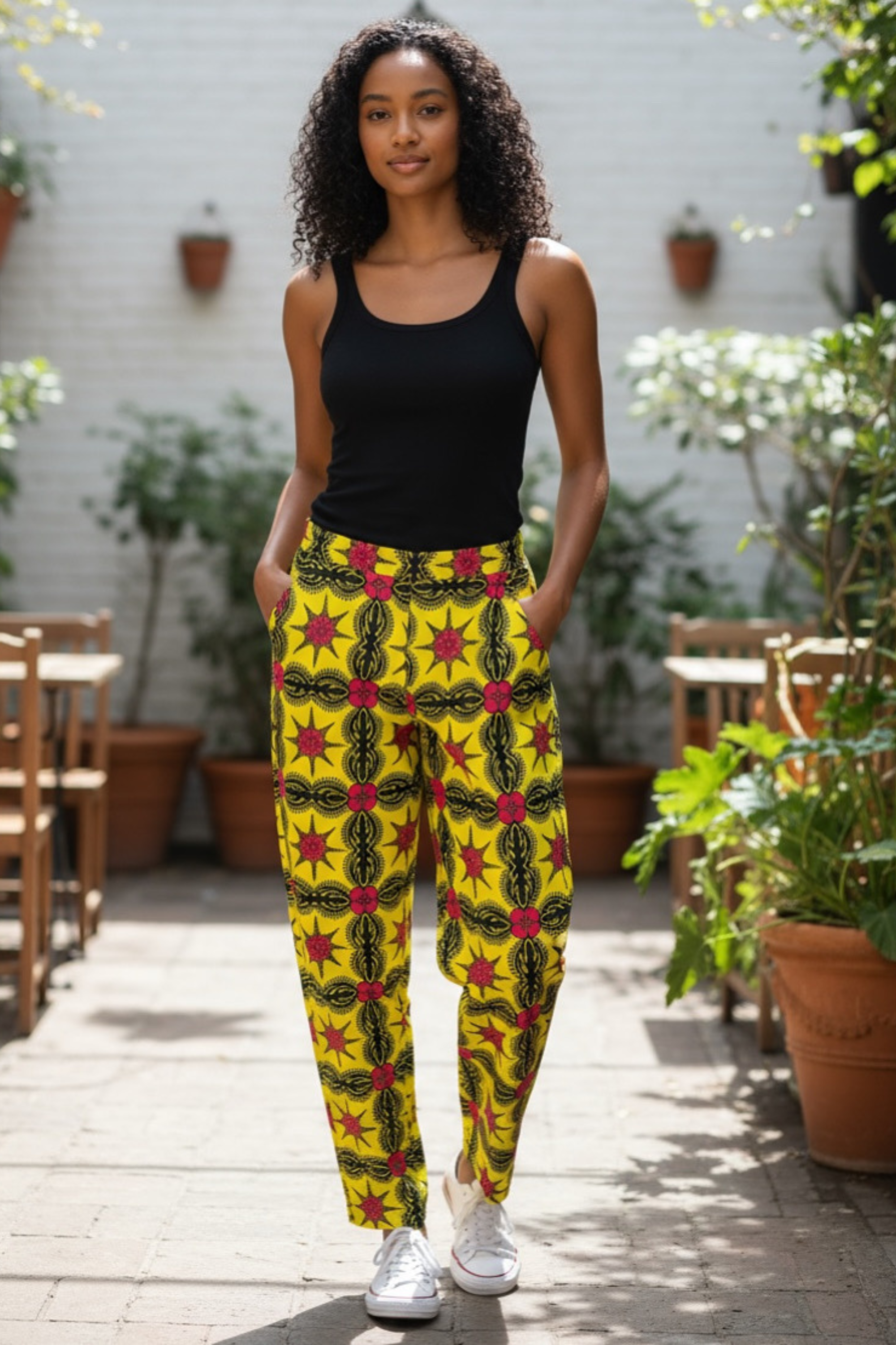 Pantalon TIYA taille haute en wax imprimé africain – vue de face, fait main Makomie
