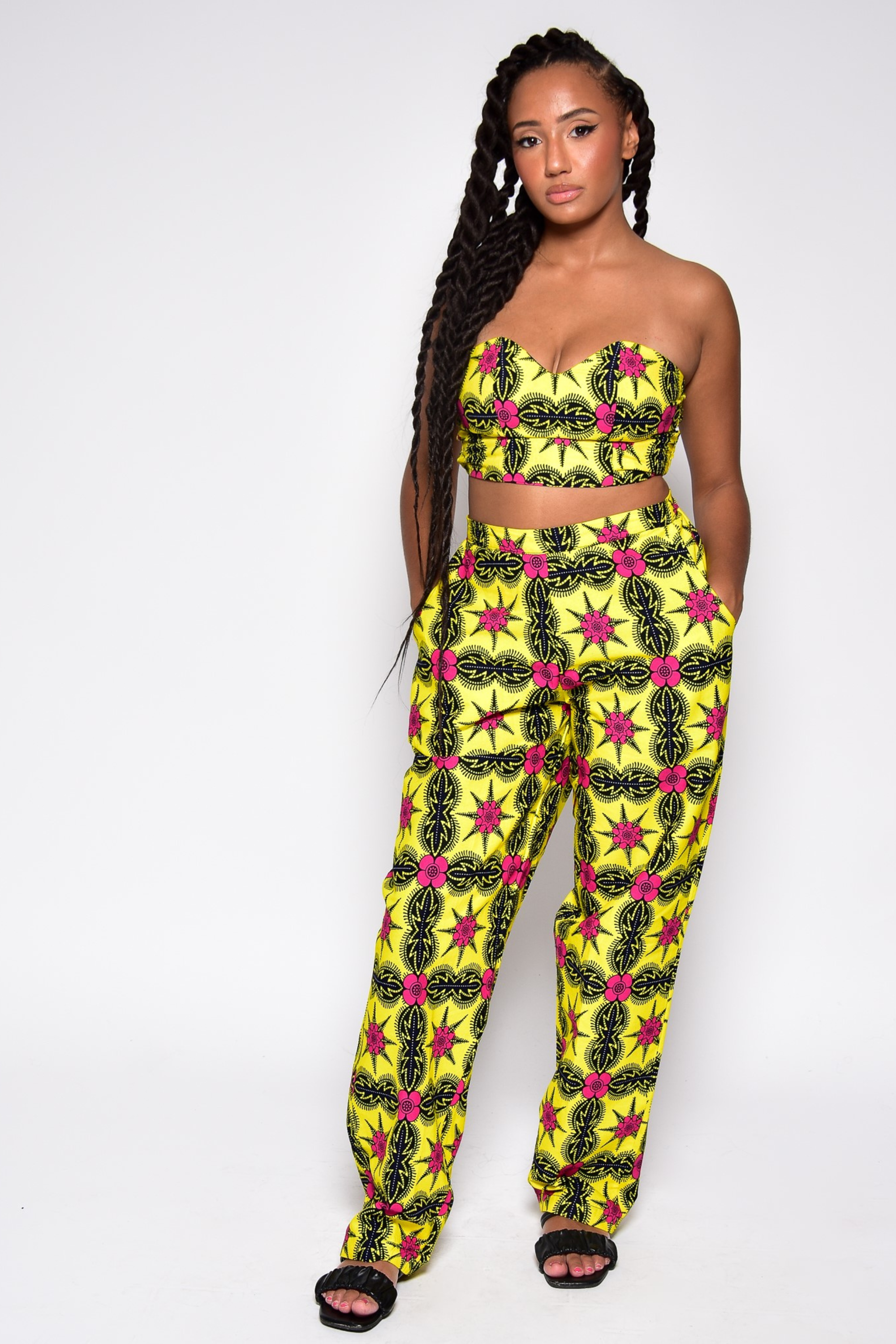 Pantalon TIYA taille haute en wax imprimé africain – vue de face, fait main Makomie