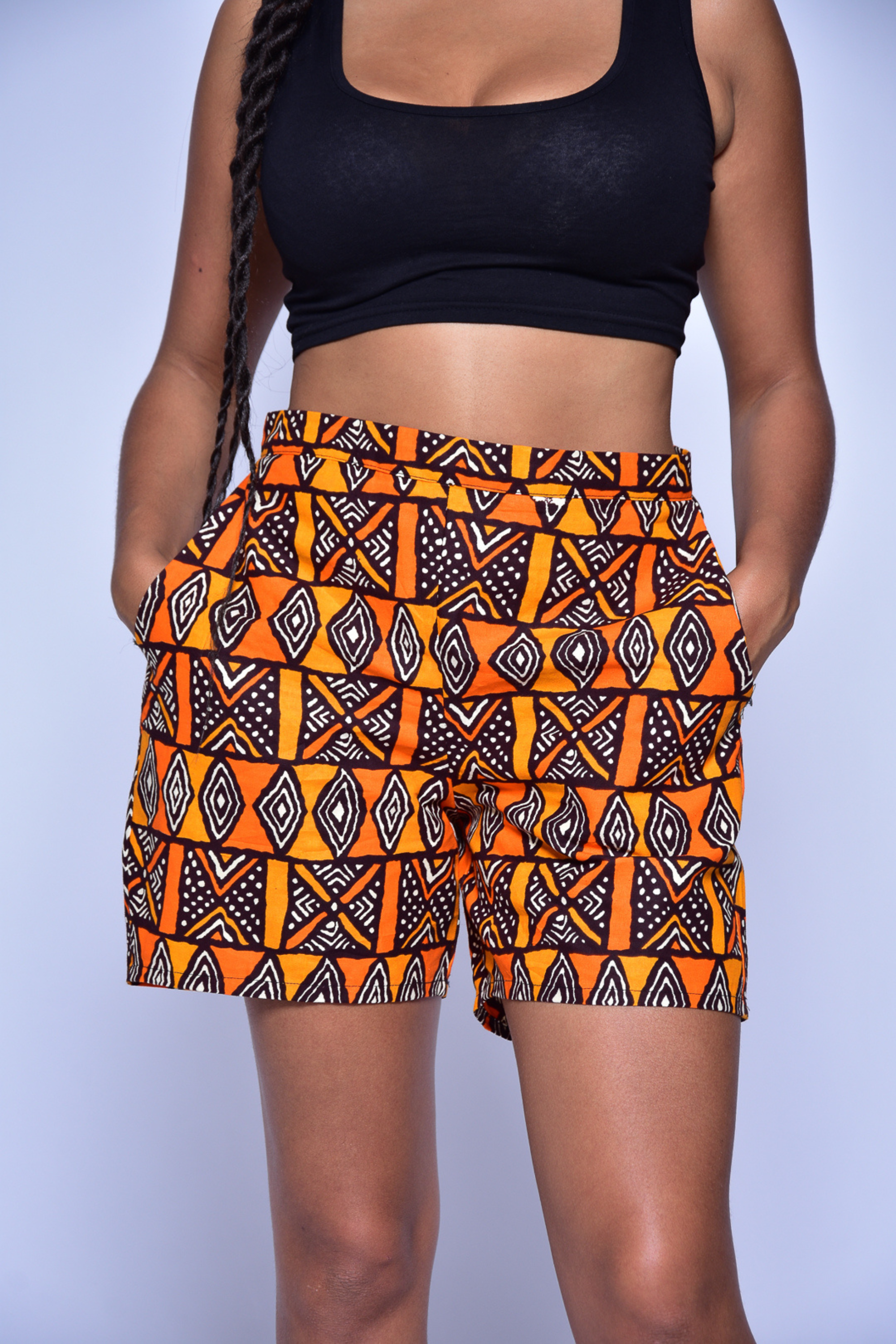 Short CLARA taille haute en wax motif géométrique – vue de face, fait main Makomie