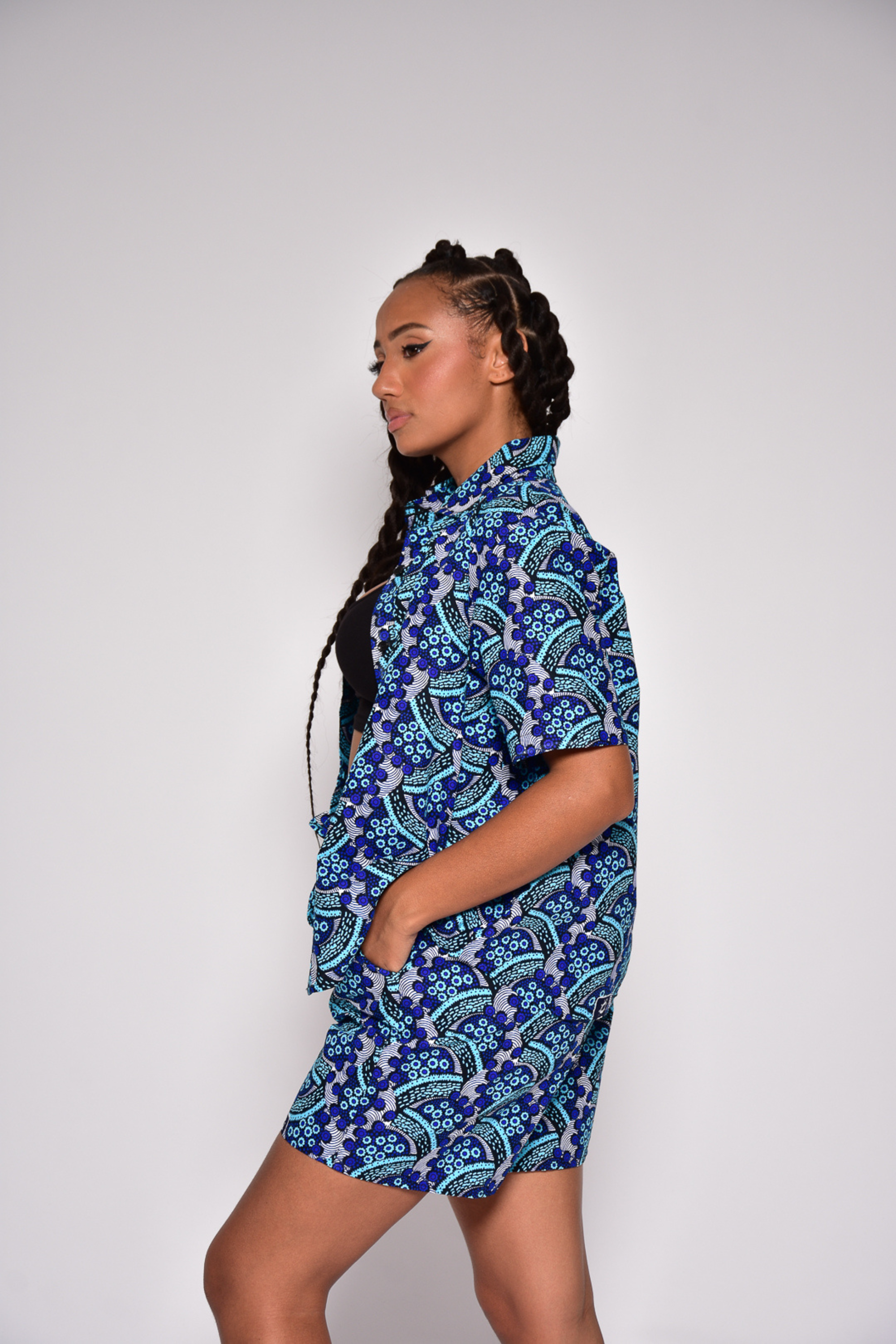 Short FANTA taille haute en wax imprimé africain – vue de profil, confection artisanale Makomie