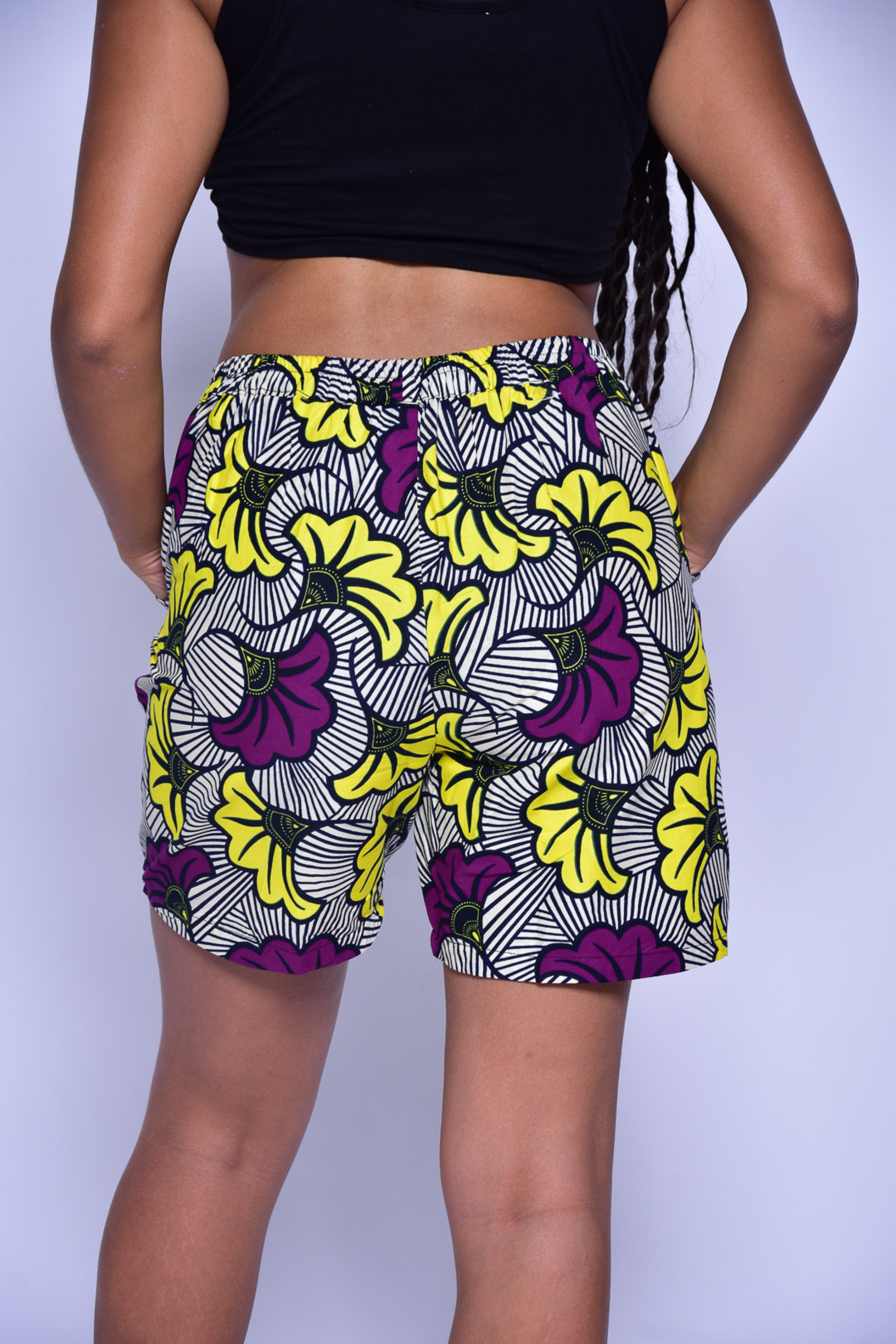 Short INA en wax motif fleurs – vue de dos, short femme artisanal Makomie