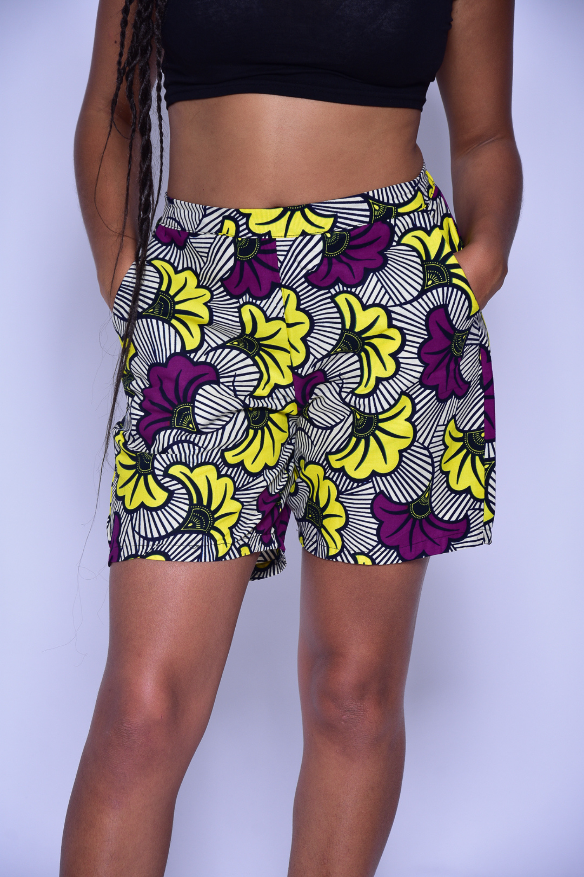 Short INÀ taille haute en wax motif fleurs – vue de face, fait main Makomie