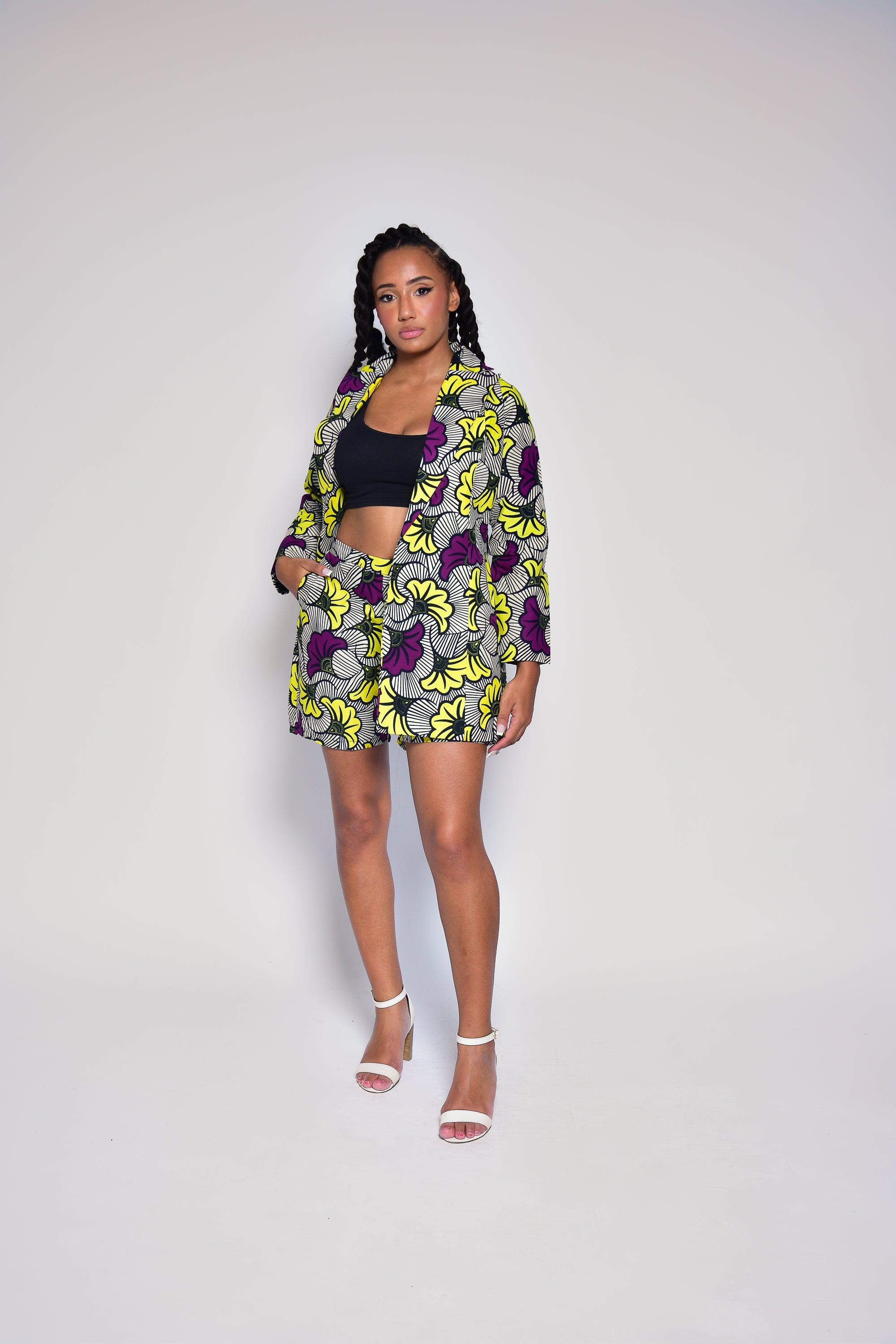 Short INÀ taille haute en wax motif fleurs – vue de face, fait main Makomie