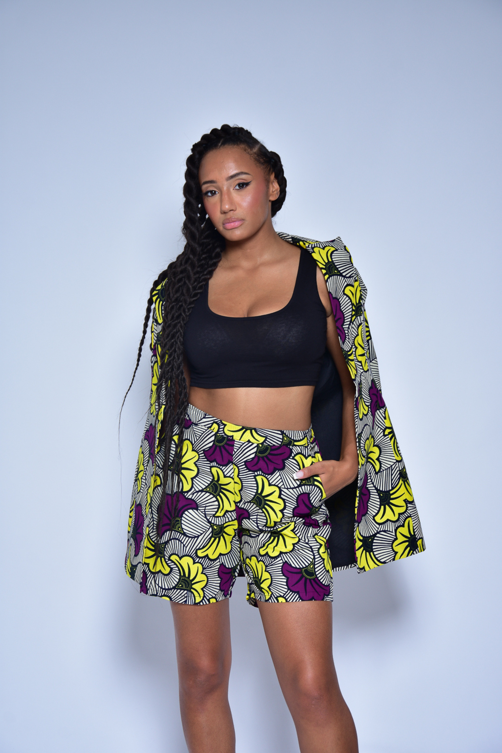 Short INÀ taille haute en wax motif fleurs – vue de face, fait main Makomie