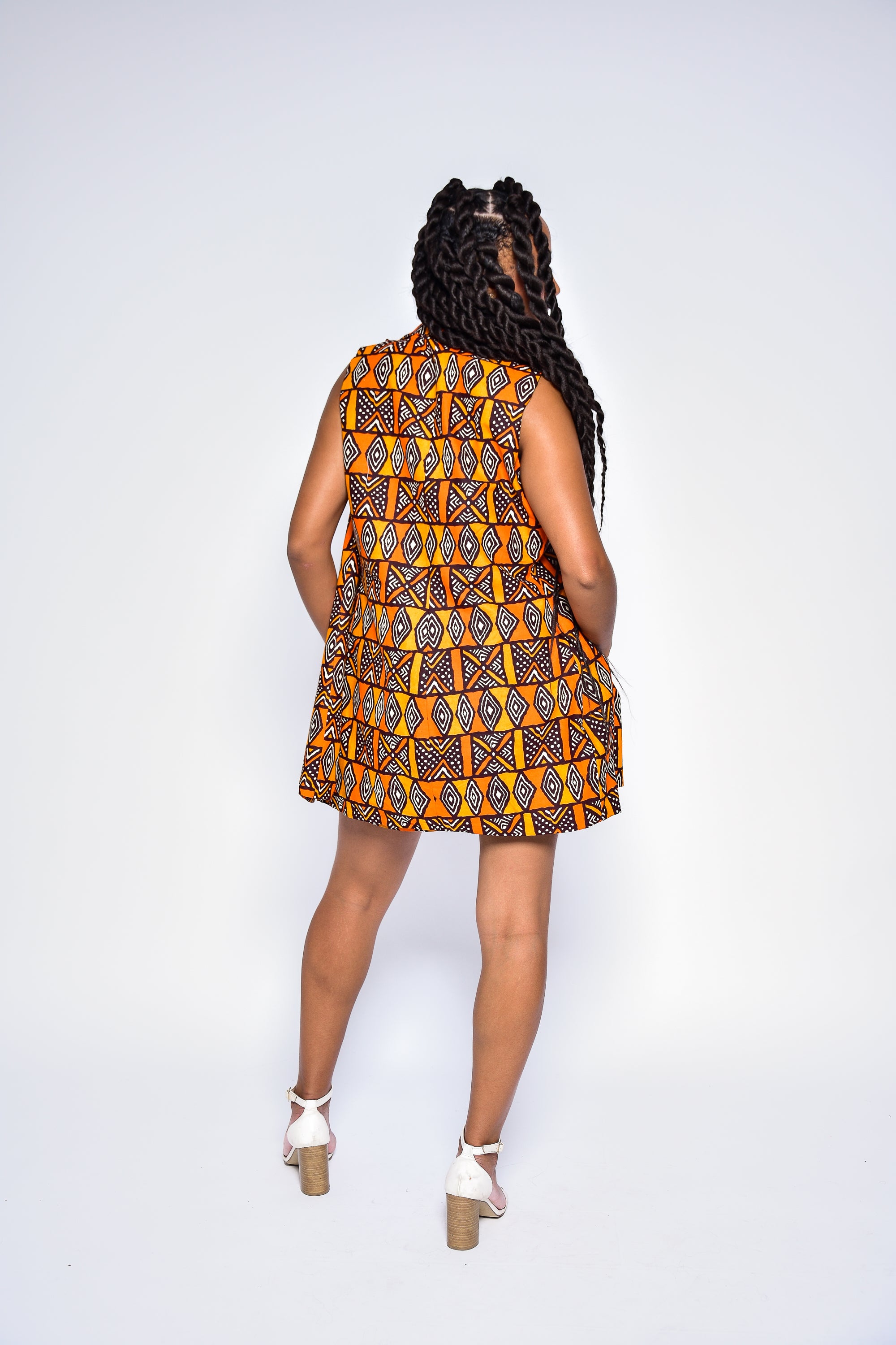 Veste sans manches EST wax géométrique orange – vue de dos, modèle sans manches Makomie