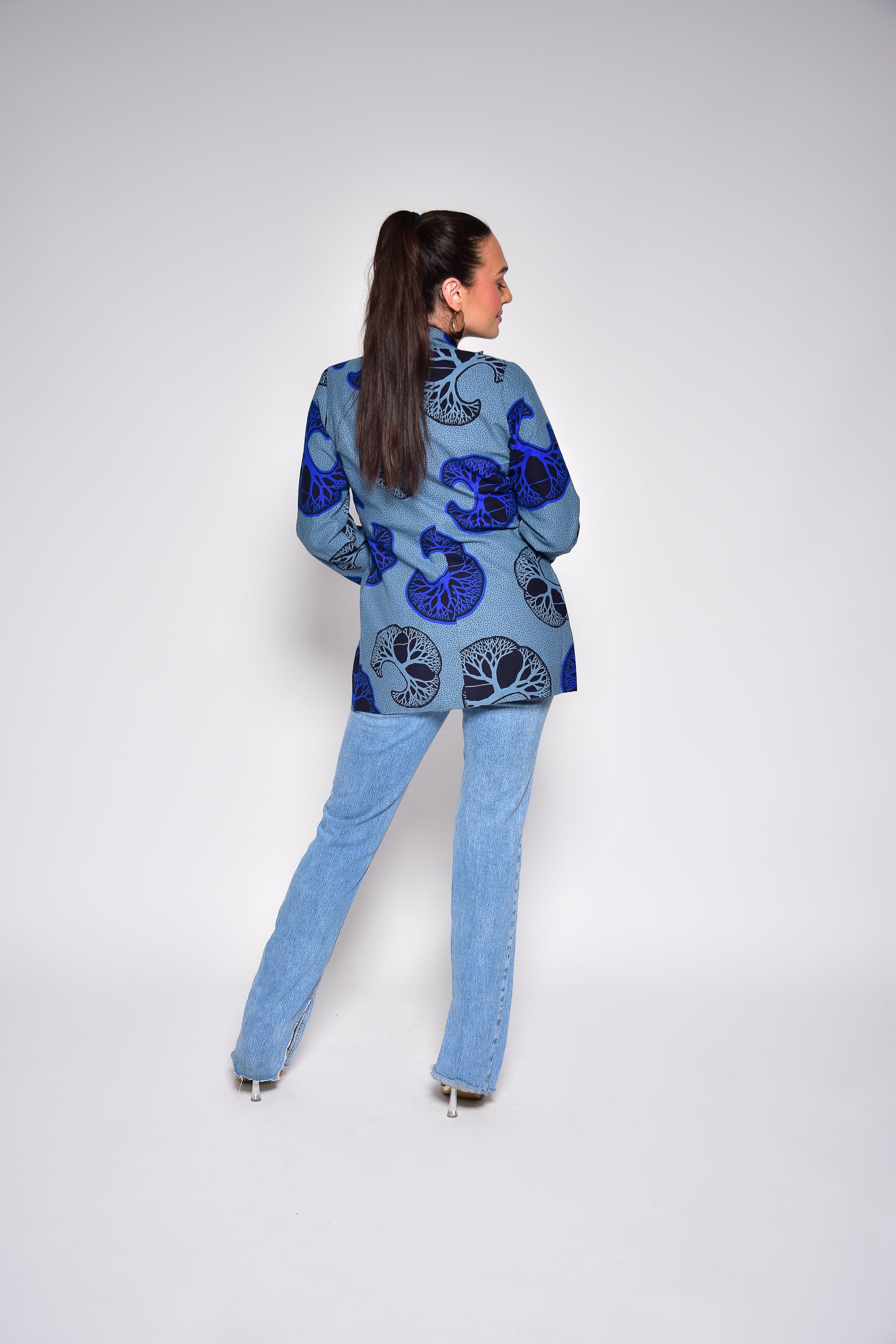 Veste Farah en wax africain fait main – vue de dos, blazer artisanal Makomie