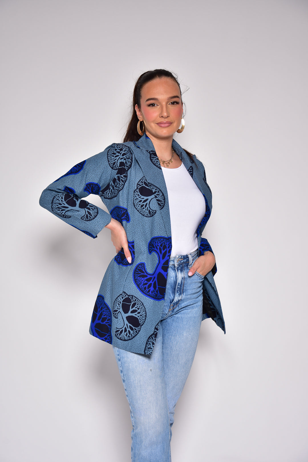 Blazer Farah en wax imprimé africain pour femme – vue de profil, mode artisanale