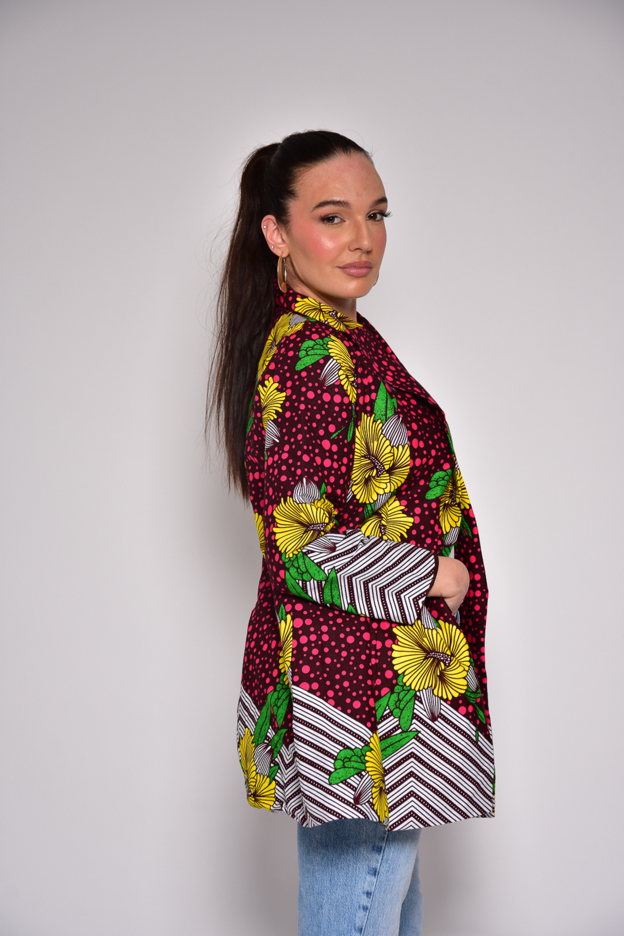 Veste KETIA en wax africain fleuri fait main – vue de côté, blazer artisanal Makomie