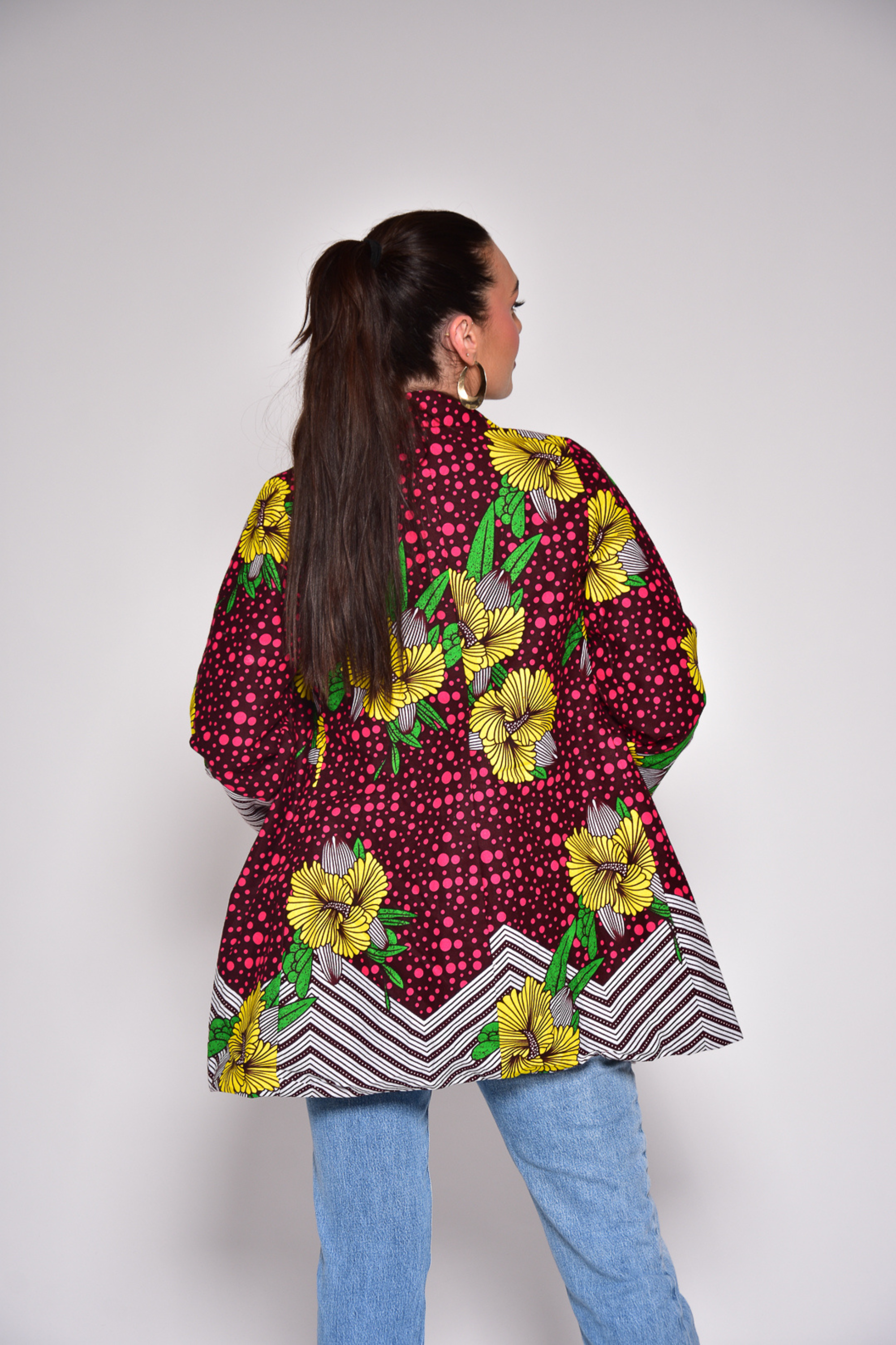 Veste KETIA en wax africain fleuri fait main – vue de dos, blazer artisanal Makomie