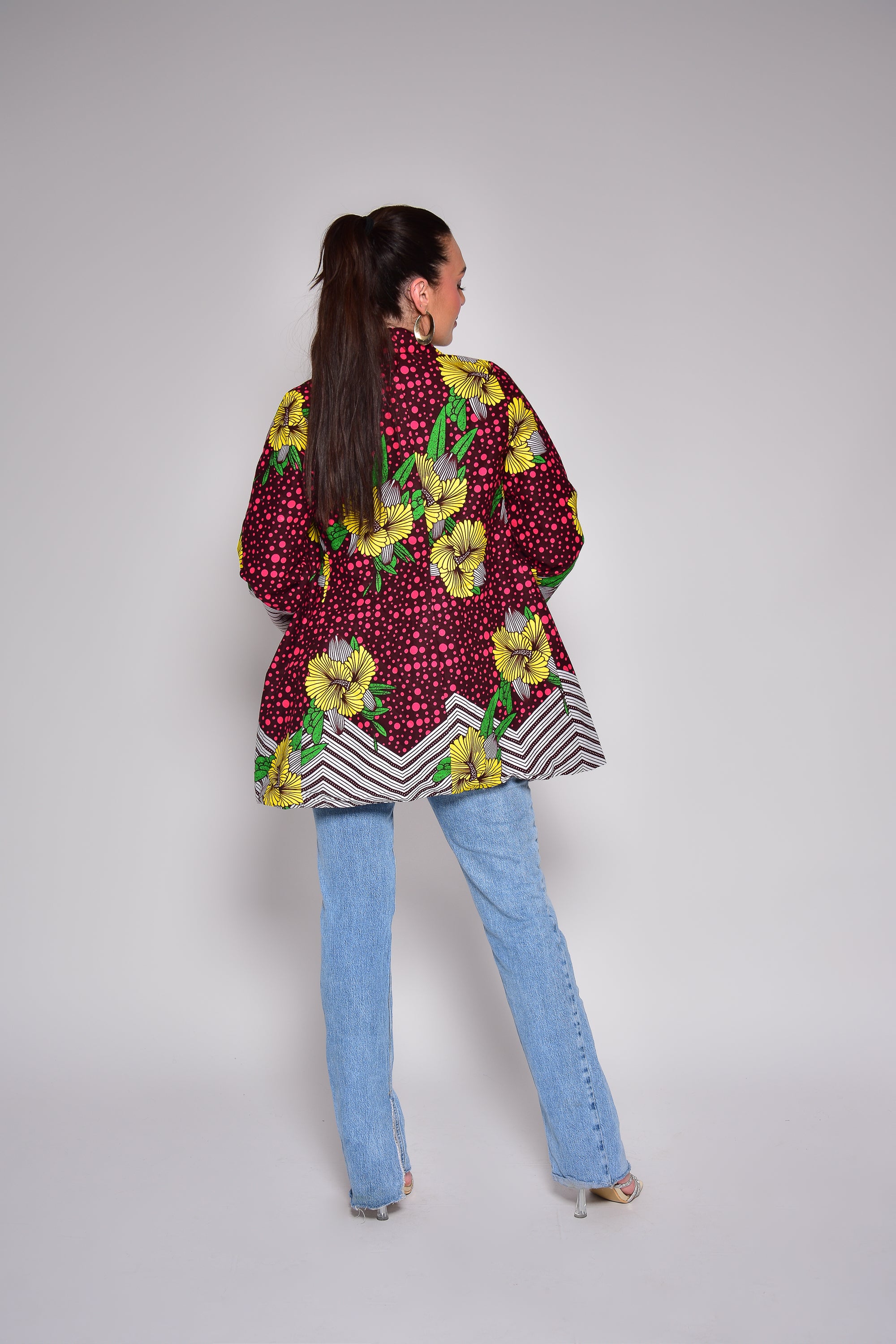 Veste KETIA en wax africain fleuri fait main – vue de dos, blazer artisanal Makomie