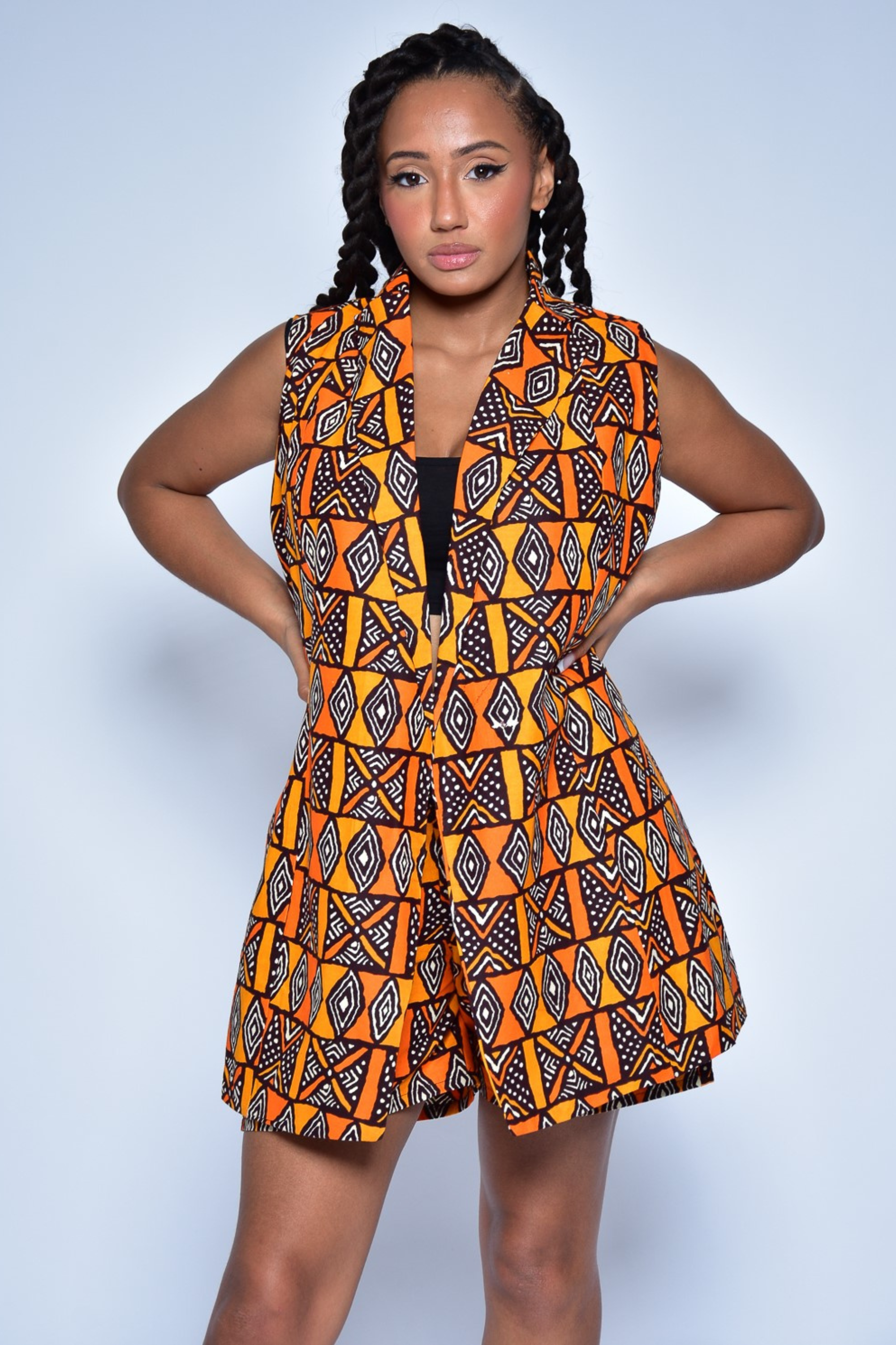 Veste sans manches EST en wax géométrique orange – vue de face, création artisanale Makomie